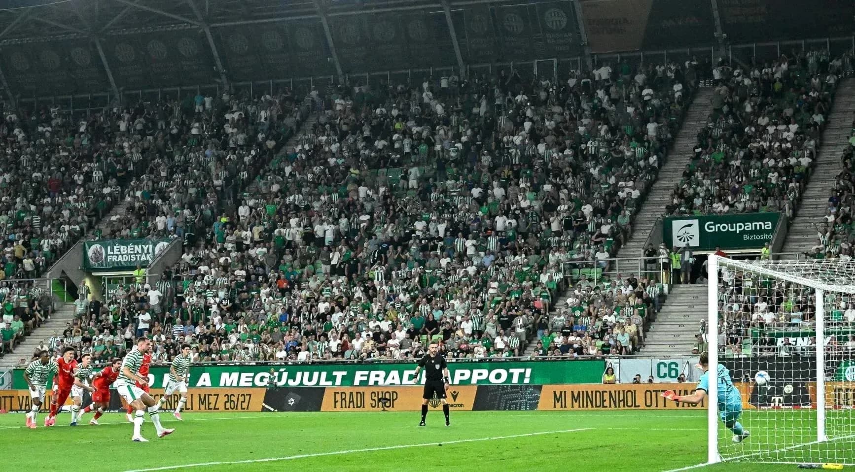 Un penalti lanzado en el estadio lleno Un penalti lanzado en el estadio lleno