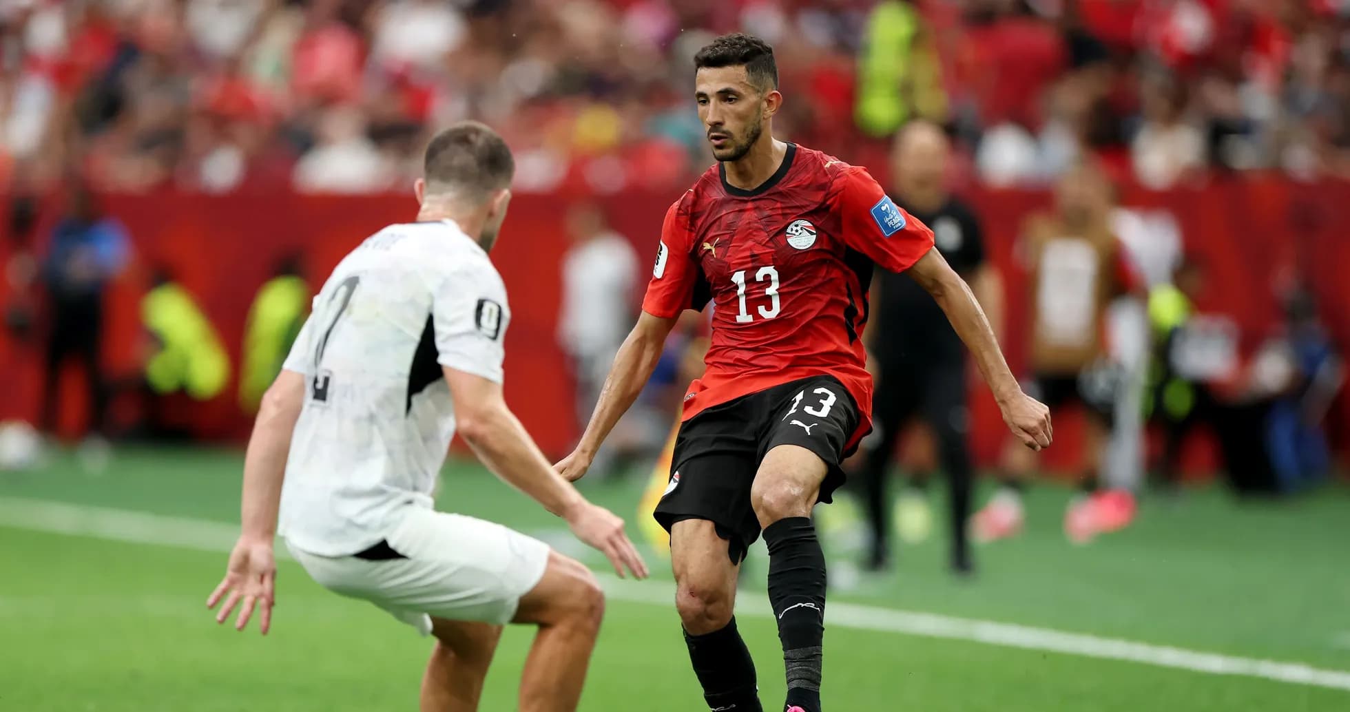 Jugador de Egipto driblando a oponente durante partido Jugador de Egipto driblando a oponente durante partido