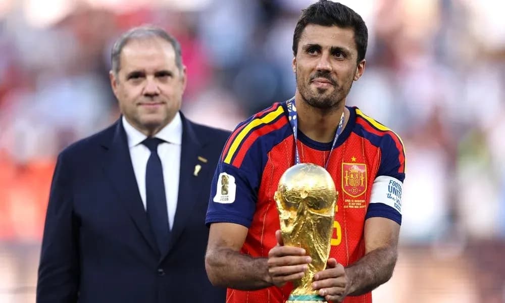 Jugador sosteniendo la Copa del Mundo en ceremonia Jugador sosteniendo la Copa del Mundo en ceremonia