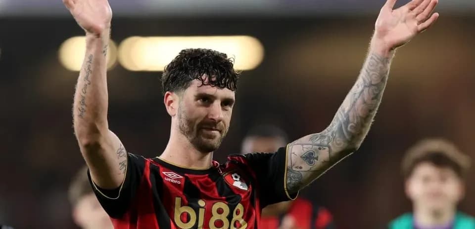 Jugador de Bournemouth saludando a la afición Jugador de Bournemouth saludando a la afición