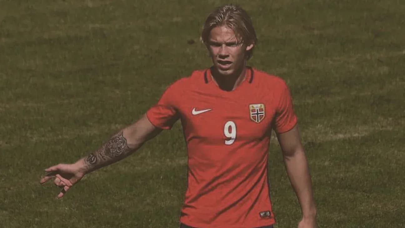 Jugador noruego señalando en el campo de fútbol Jugador noruego señalando en el campo de fútbol
