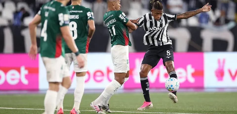 Jugador de Botafogo en acción contra Palmeiras Jugador de Botafogo en acción contra Palmeiras