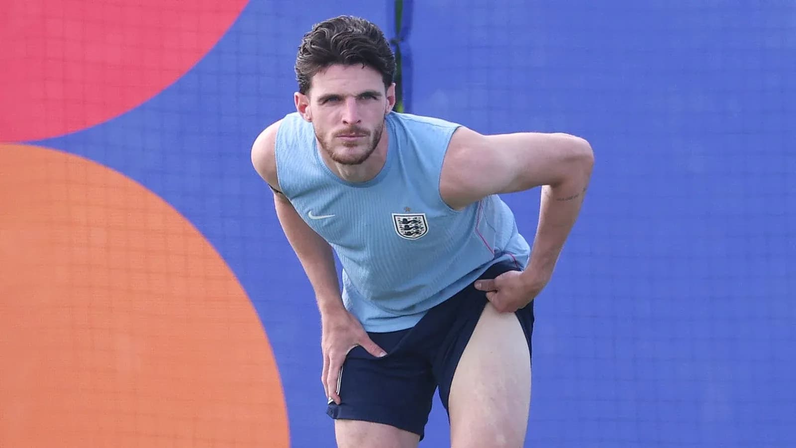 Jugador de Inglaterra ajustando su pantalón durante entrenamiento Jugador de Inglaterra ajustando su pantalón durante entrenamiento