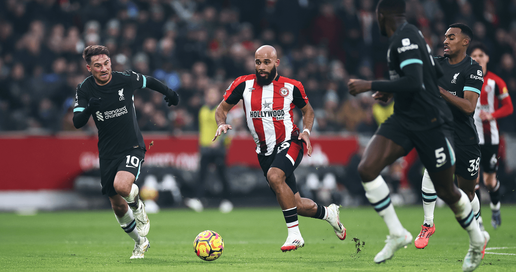 Jugador de Brentford elude a jugadores de Liverpool Jugador de Brentford elude a jugadores de Liverpool