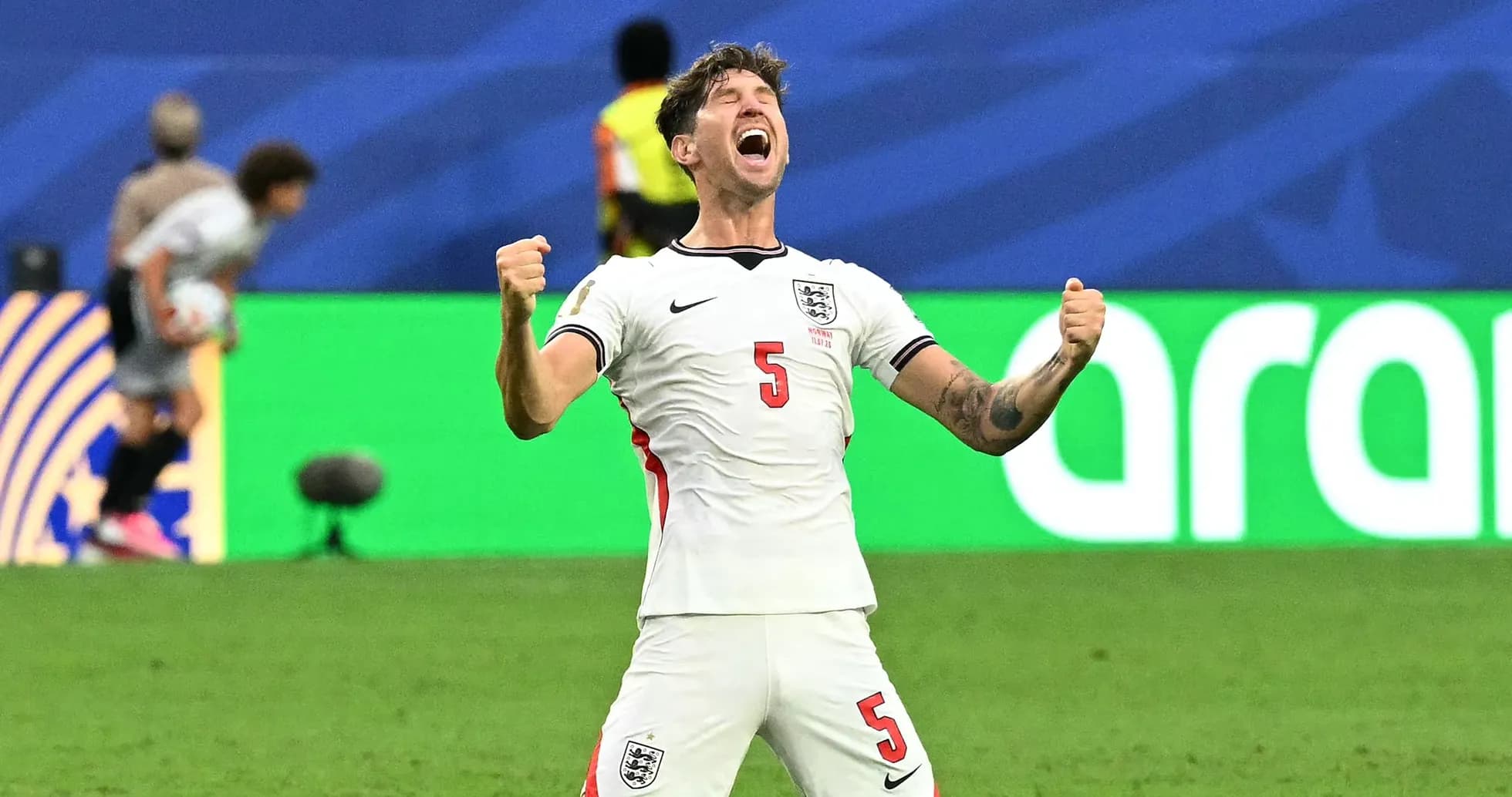 Jugador de Inglaterra celebrando una victoria en el campo Jugador de Inglaterra celebrando una victoria en el campo