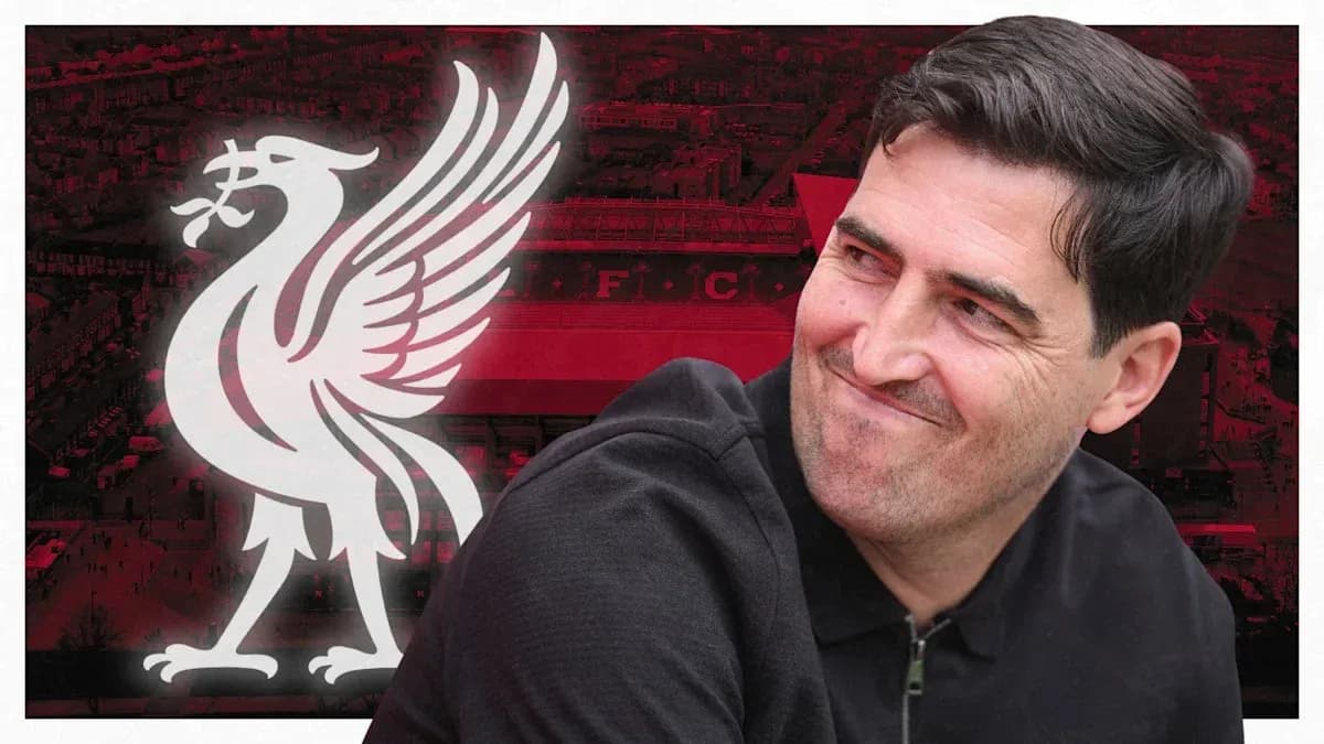 Hombre sonriente frente al logo de Liverpool FC Hombre sonriente frente al logo de Liverpool FC