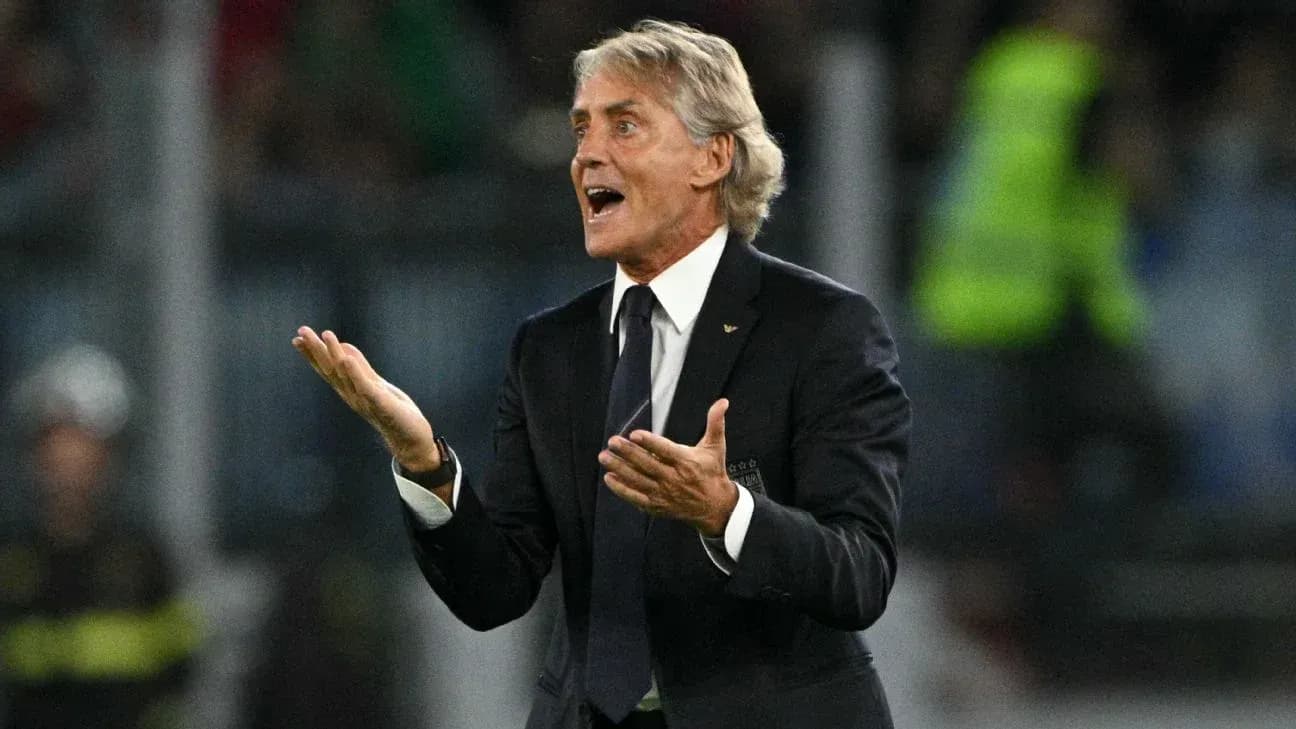 Entrenador gesticulando durante un partido Entrenador gesticulando durante un partido