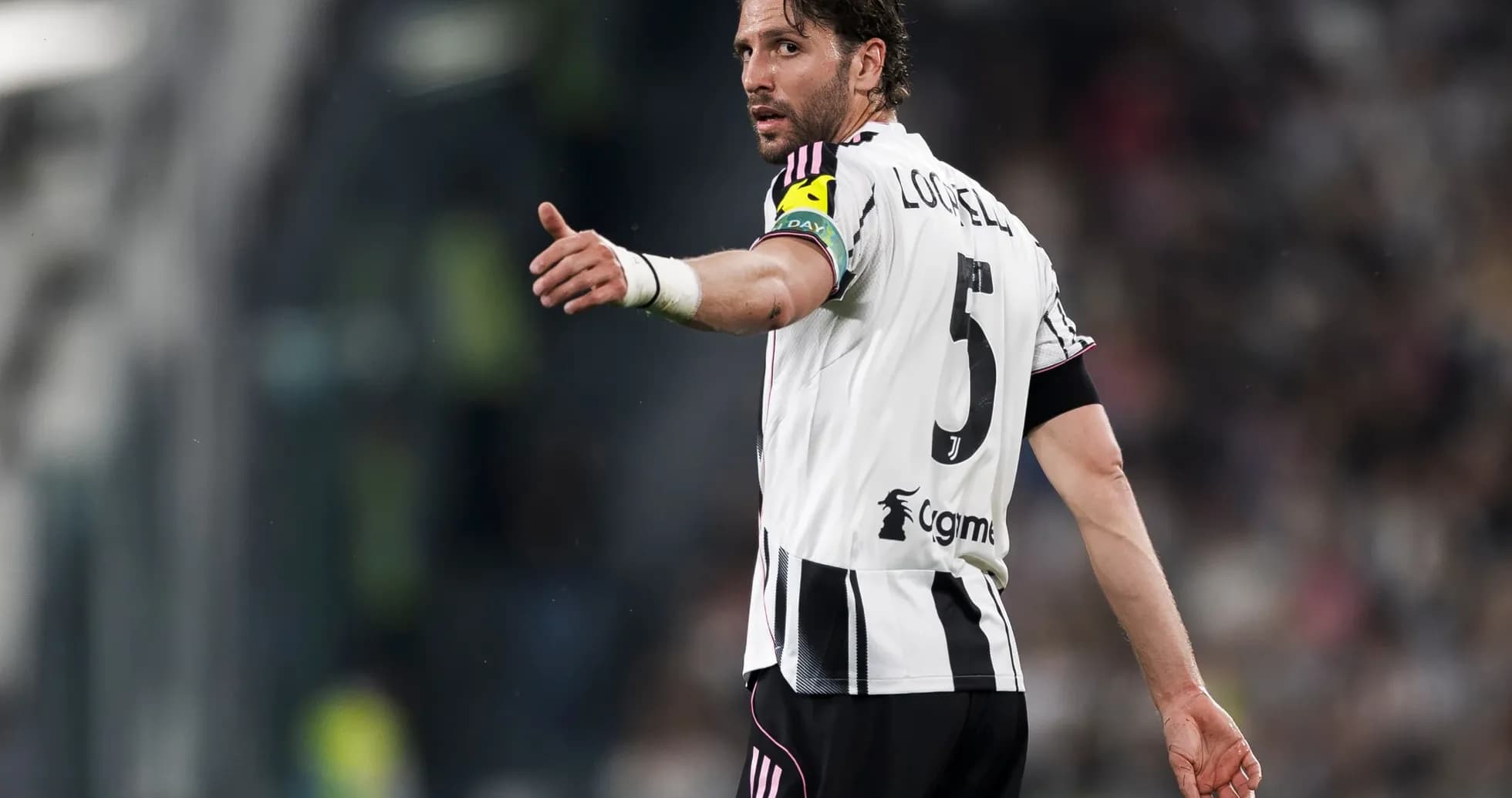 Jugador de Juventus señalando durante el partido Jugador de Juventus señalando durante el partido
