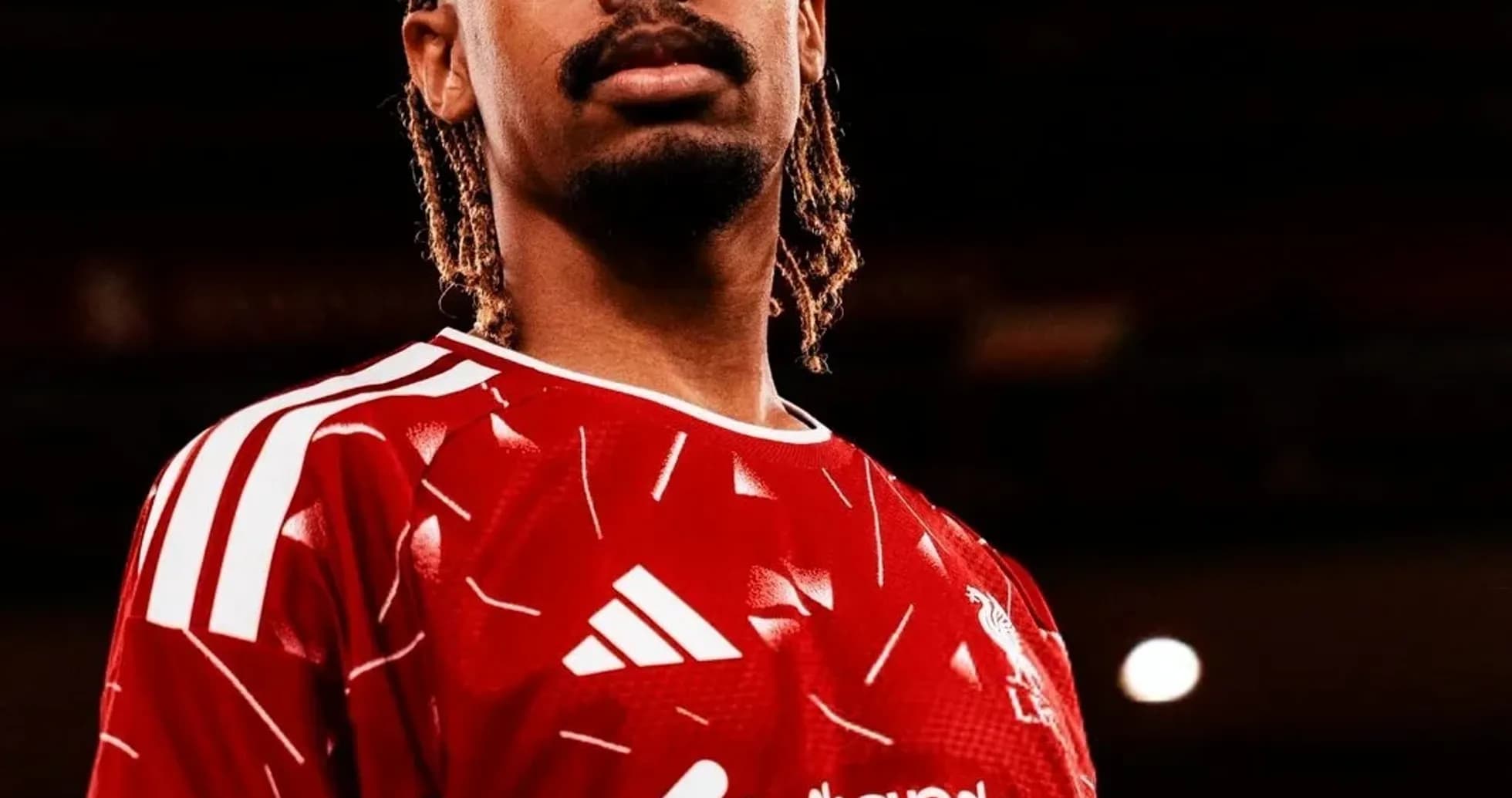 Jugador posando con camiseta roja de Liverpool Jugador posando con camiseta roja de Liverpool