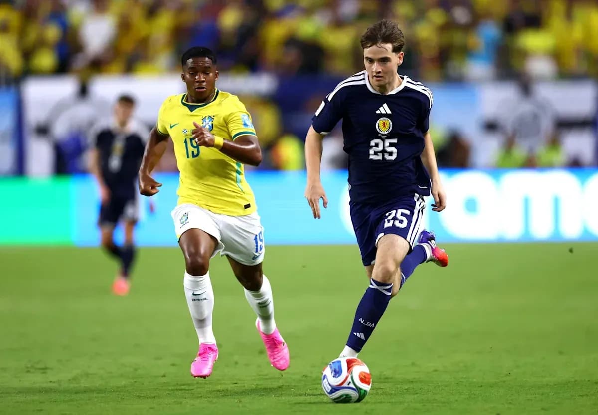 Jugador de Escocia corriendo con el balón, Brasil persiguiéndolo Jugador de Escocia corriendo con el balón, Brasil persiguiéndolo