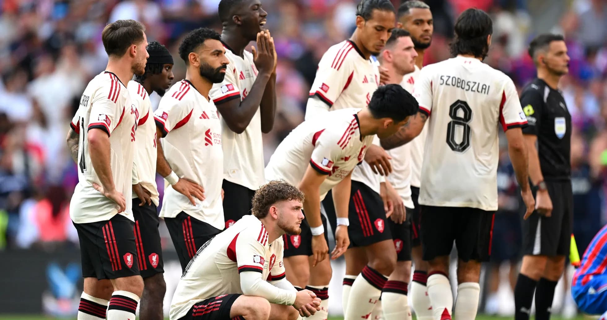 Jugadores de Liverpool en posición de espera durante partido Jugadores de Liverpool en posición de espera durante partido