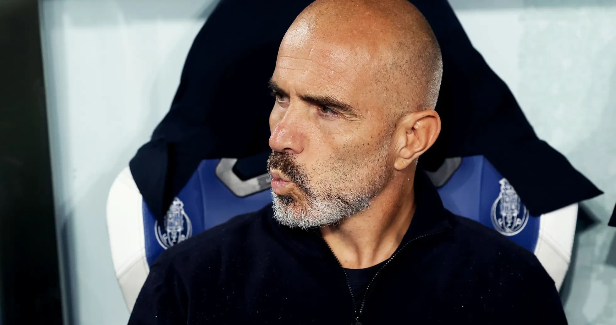 Entrenador en el banquillo durante el partido Entrenador en el banquillo durante el partido