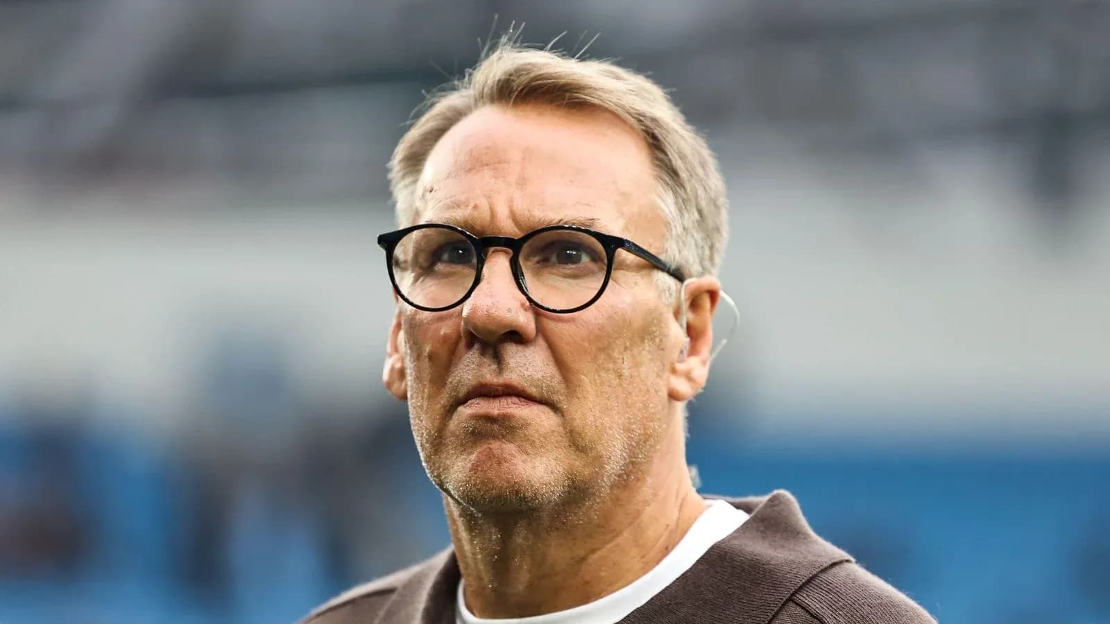 Hombre con gafas en un evento deportivo Hombre con gafas en un evento deportivo