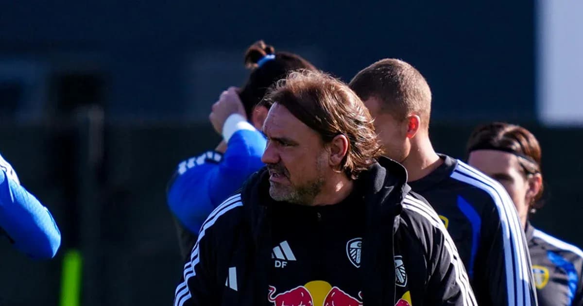 Entrenador dirigiendo a jugadores durante entrenamiento Entrenador dirigiendo a jugadores durante entrenamiento