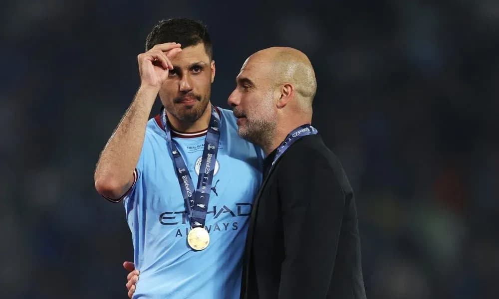 Jugador de Manchester City con medalla y entrenador Jugador de Manchester City con medalla y entrenador