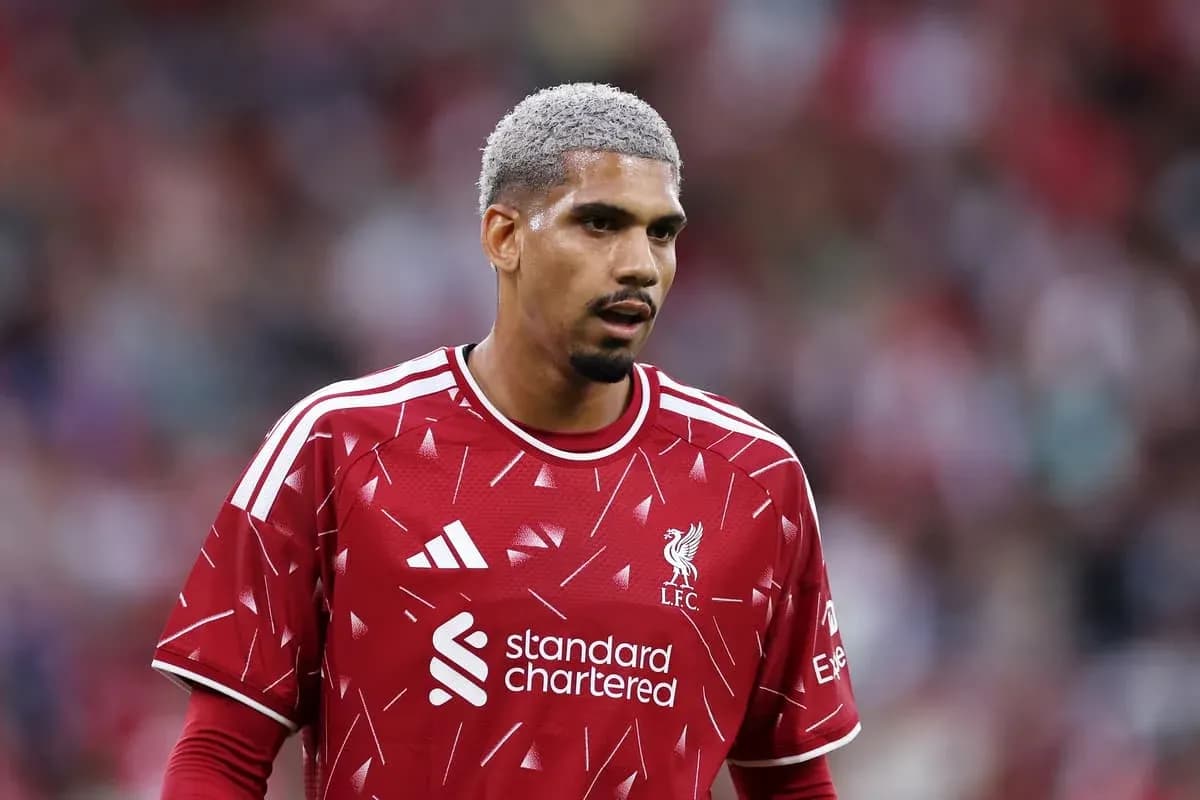 Jugador de Liverpool en uniforme rojo en el campo Jugador de Liverpool en uniforme rojo en el campo