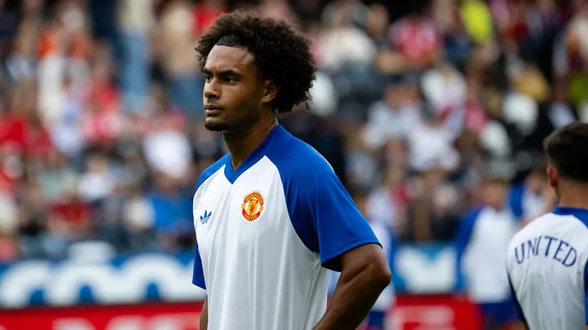 Jugador de Manchester United en calentamiento antes del partido Jugador de Manchester United en calentamiento antes del partido