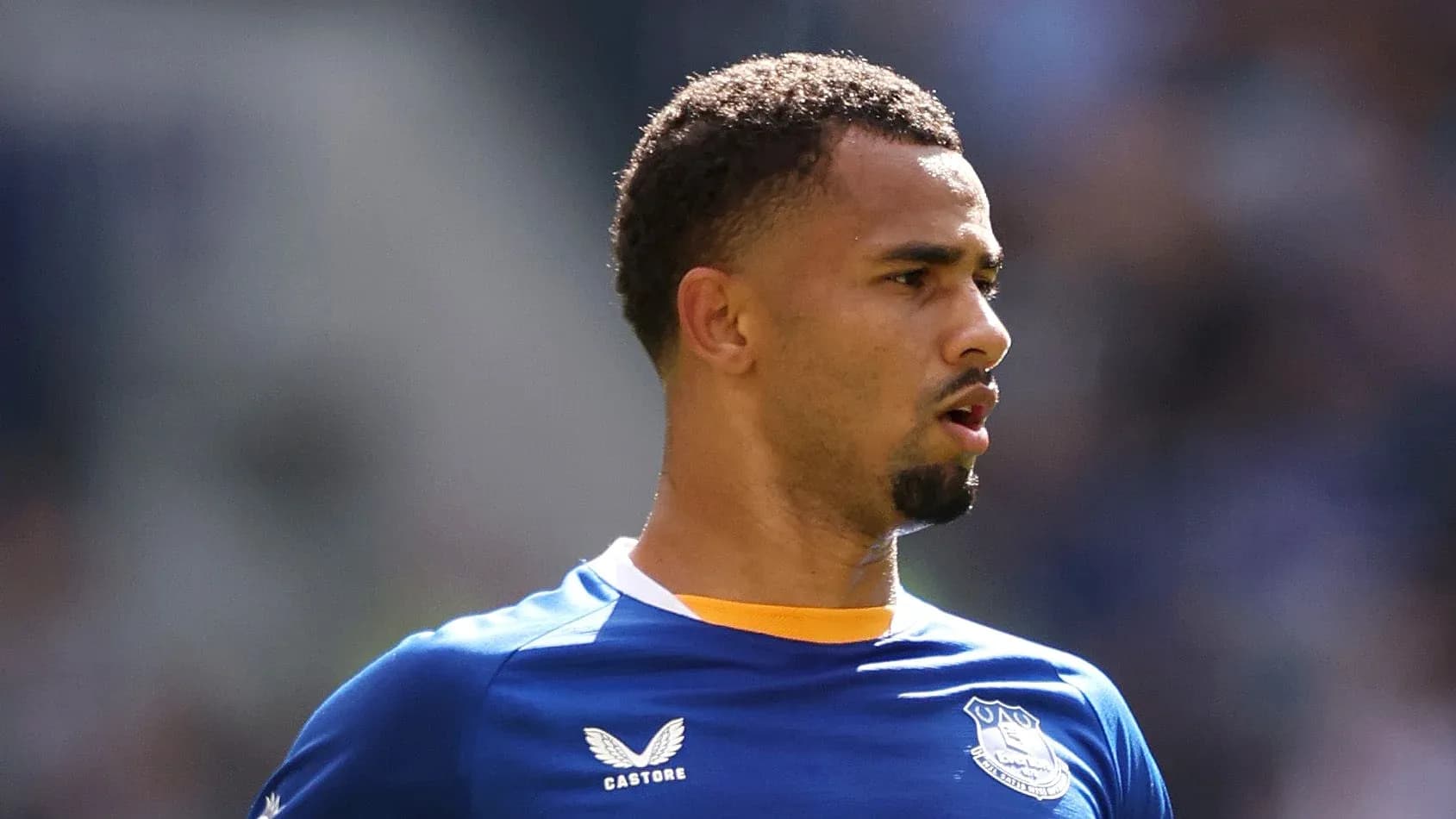 Jugador de fútbol en uniforme de Everton durante partido Jugador de fútbol en uniforme de Everton durante partido