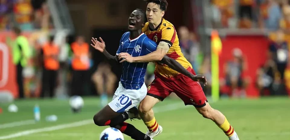 Jugador de Rangers siendo desafiado por Jagiellonia Jugador de Rangers siendo desafiado por Jagiellonia