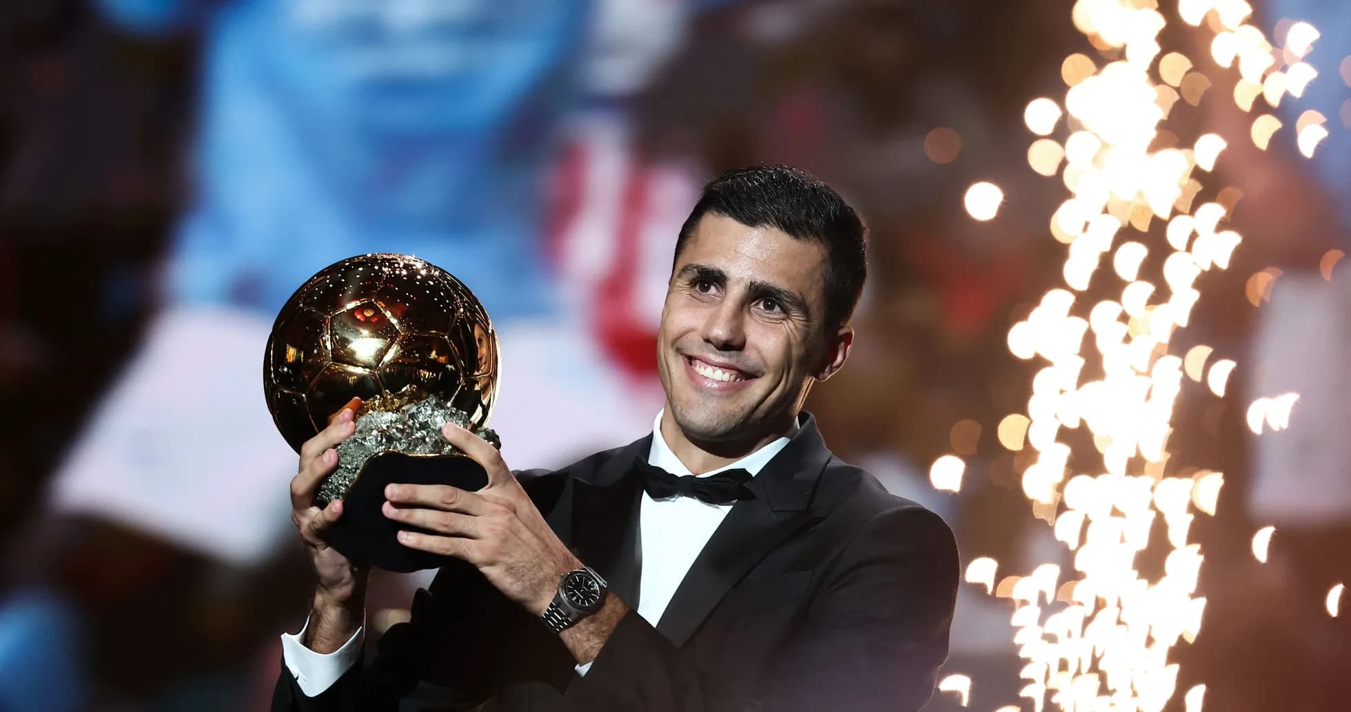 Jugador sosteniendo el Balón de Oro en ceremonia Jugador sosteniendo el Balón de Oro en ceremonia