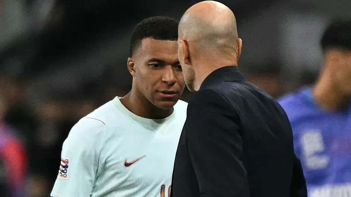 Mbappé y entrenador conversando en el campo Mbappé y entrenador conversando en el campo