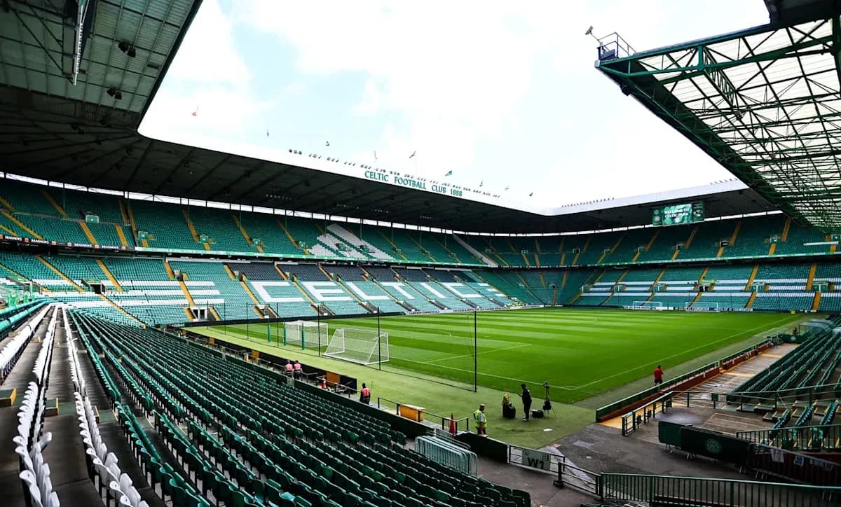 Vista del estadio Celtic Park con gradas vacías Vista del estadio Celtic Park con gradas vacías