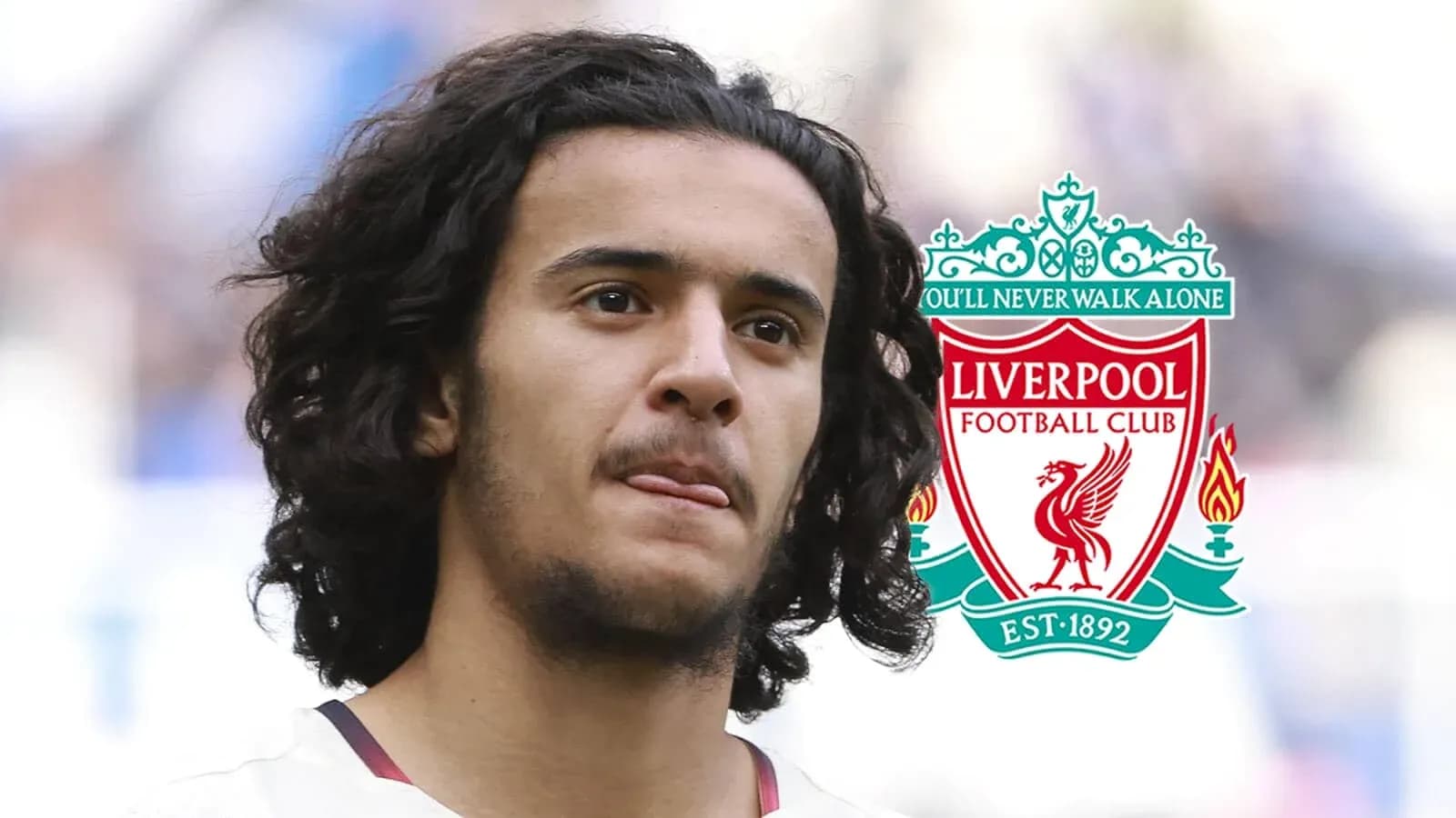 Jugador de Liverpool en primer plano con logo del club Jugador de Liverpool en primer plano con logo del club