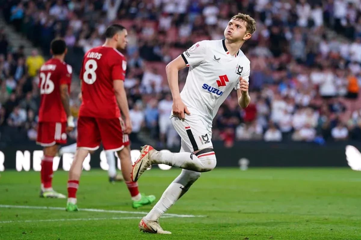 Jugador de MK Dons celebrando un gol en el partido Jugador de MK Dons celebrando un gol en el partido