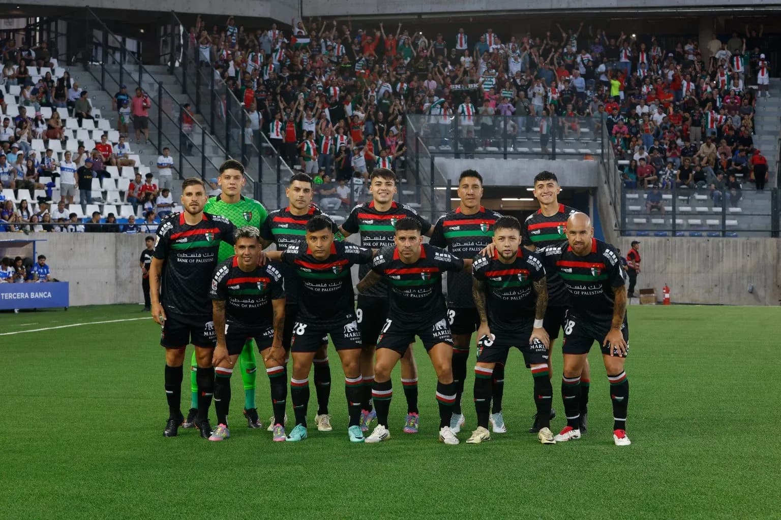 Equipo de Palestino posando antes del partido Equipo de Palestino posando antes del partido