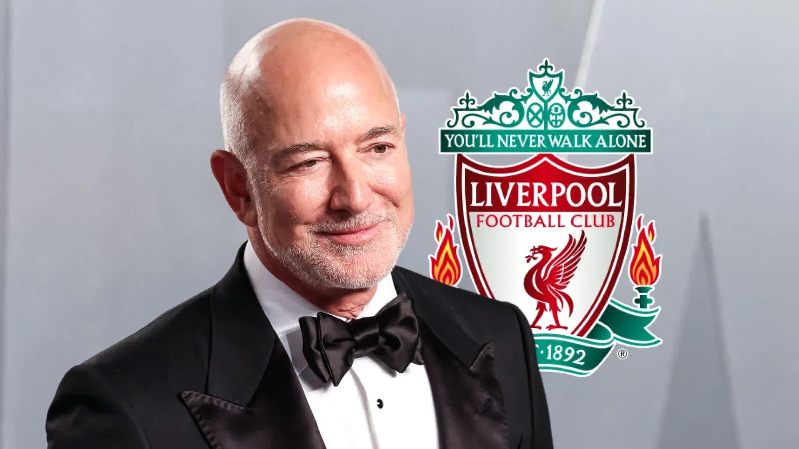 Hombre en traje con logo de Liverpool FC de fondo Hombre en traje con logo de Liverpool FC de fondo