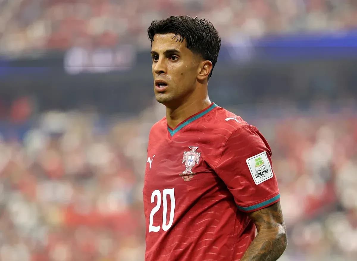 Jugador de Portugal con camiseta roja durante el partido Jugador de Portugal con camiseta roja durante el partido