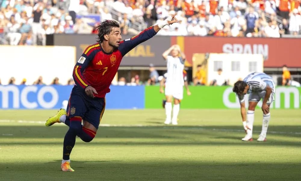 Jugador español celebrando un gol en el partido Jugador español celebrando un gol en el partido