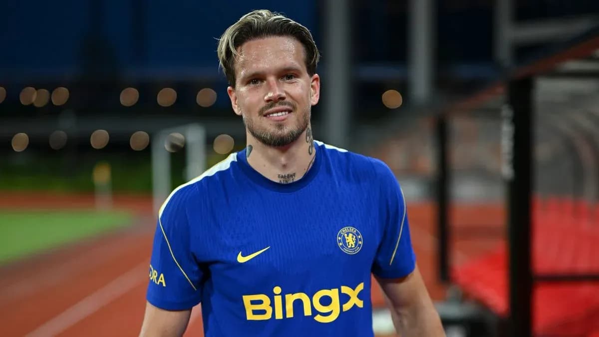 Jugador sonriente con camiseta de Chelsea en campo Jugador sonriente con camiseta de Chelsea en campo