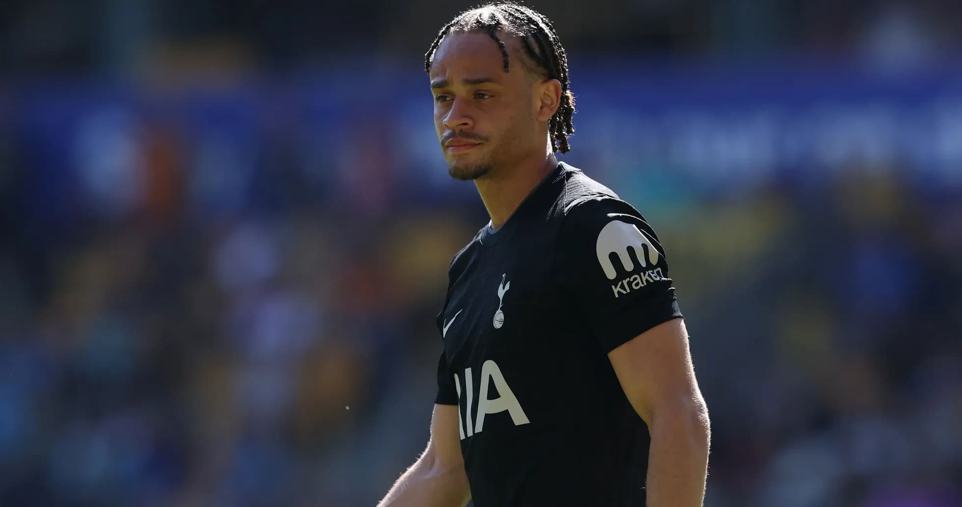 Jugador de Tottenham en el campo durante el partido Jugador de Tottenham en el campo durante el partido