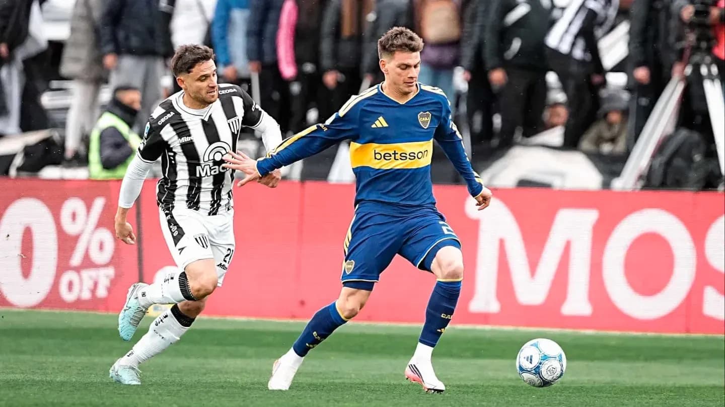 Jugador de Boca Juniors avanzando con el balón Jugador de Boca Juniors avanzando con el balón