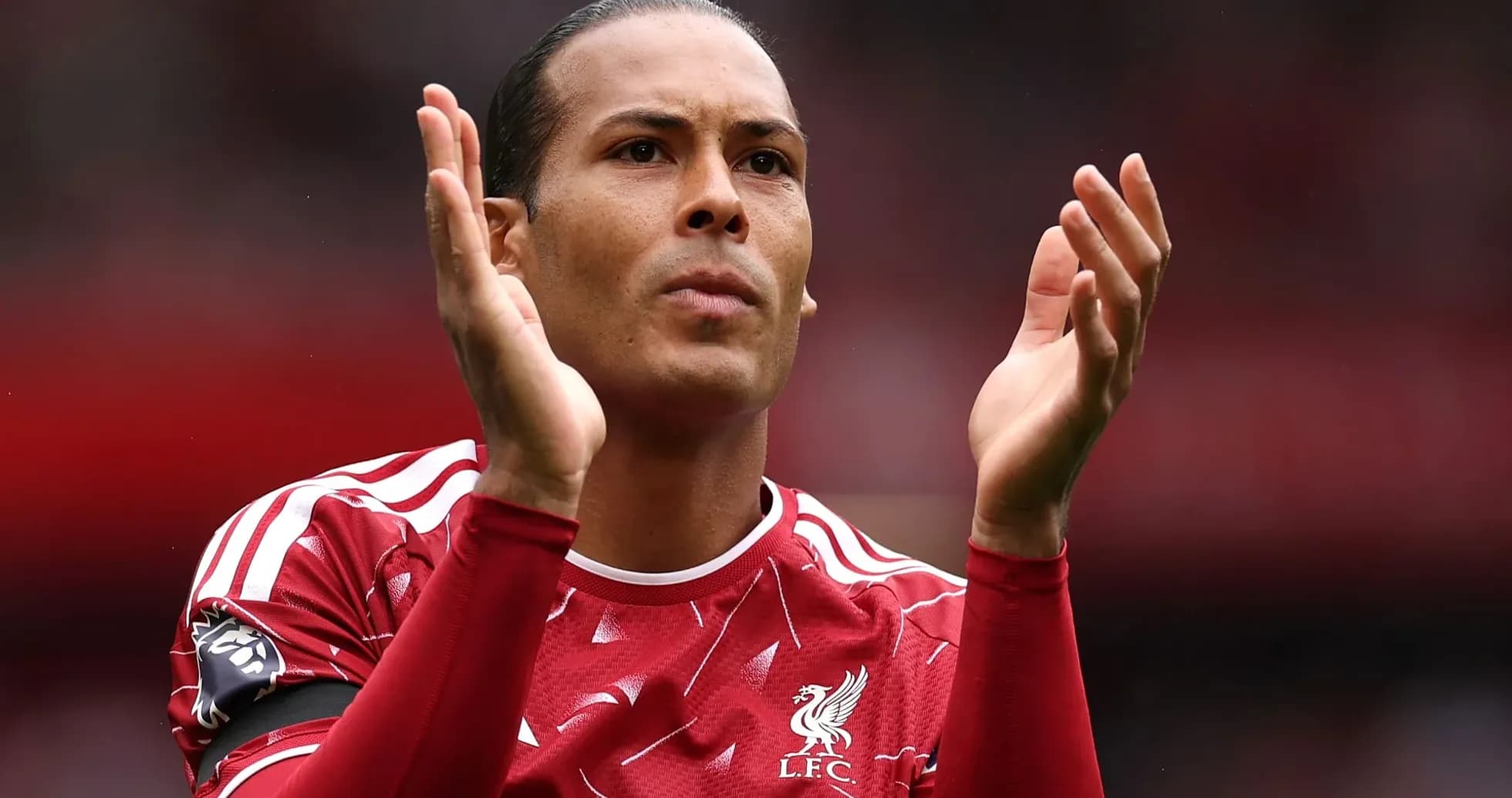 Jugador aplaudiendo en el estadio de Liverpool Jugador aplaudiendo en el estadio de Liverpool