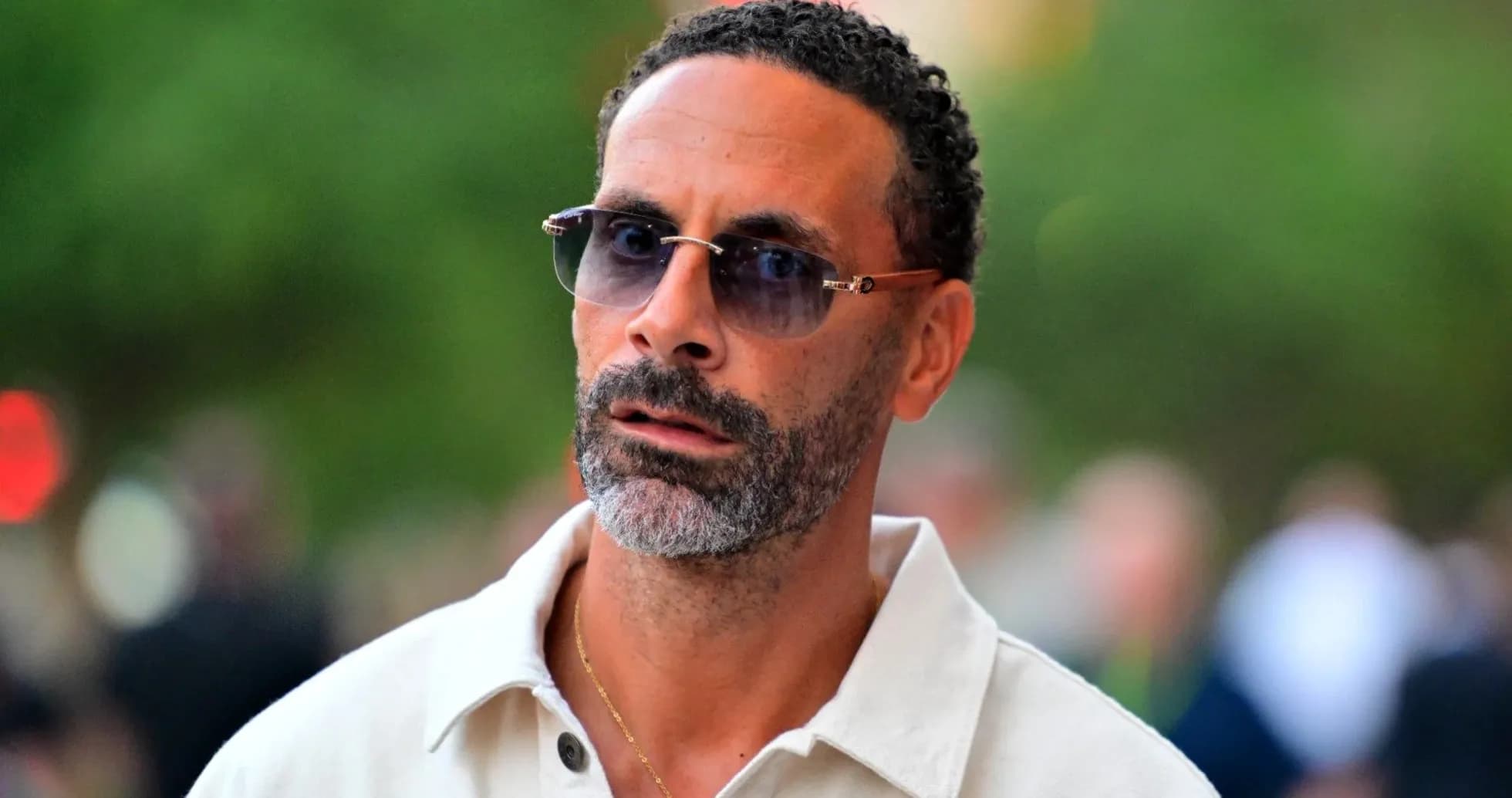 Hombre con gafas de sol y camisa blanca Hombre con gafas de sol y camisa blanca