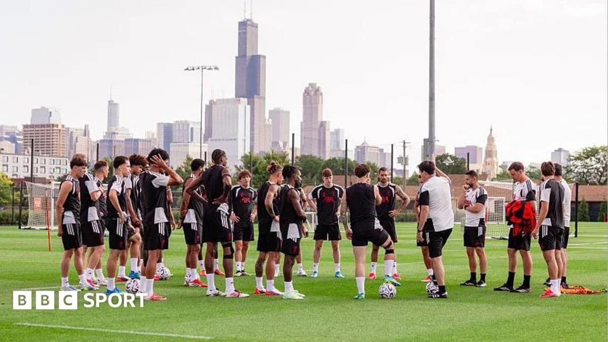 Equipo de fútbol en sesión de entrenamiento al aire libre Equipo de fútbol en sesión de entrenamiento al aire libre