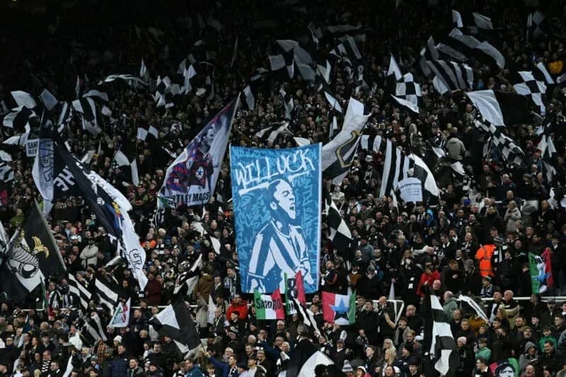 Aficionados con banderas en un estadio de fútbol Aficionados con banderas en un estadio de fútbol