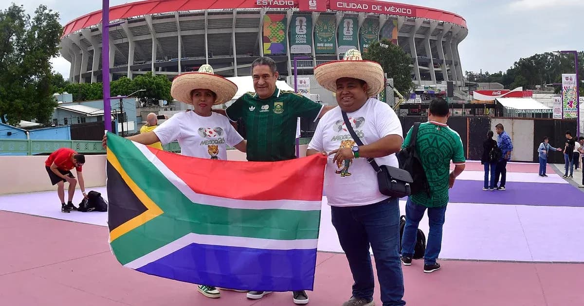 Aficionados con sombreros sosteniendo bandera de Sudáfrica Aficionados con sombreros sosteniendo bandera de Sudáfrica