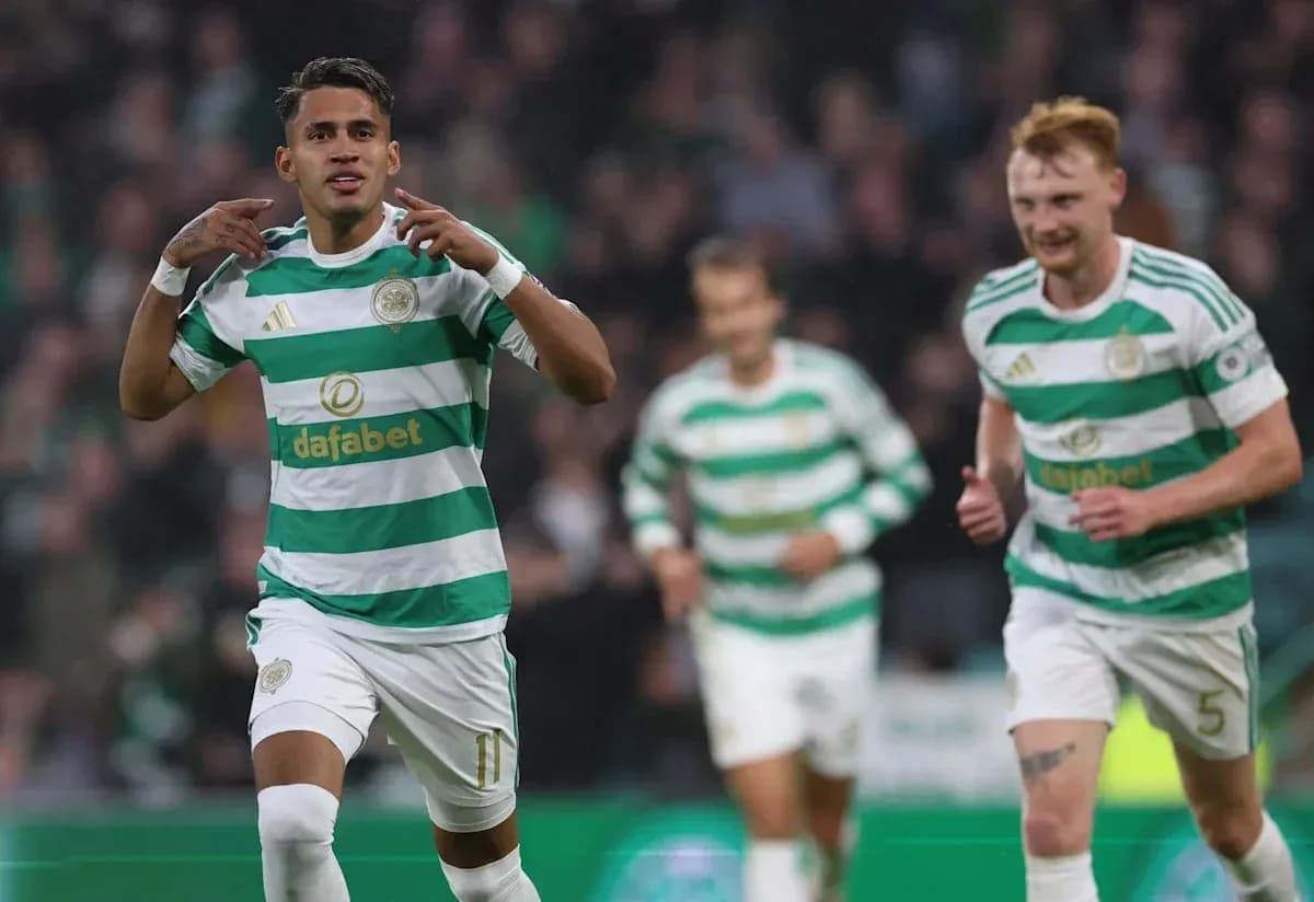 Jugador de Celtic celebrando un gol con compañeros Jugador de Celtic celebrando un gol con compañeros