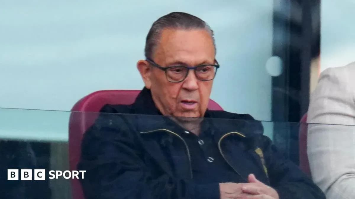 Hombre en un palco observando un evento deportivo Hombre en un palco observando un evento deportivo