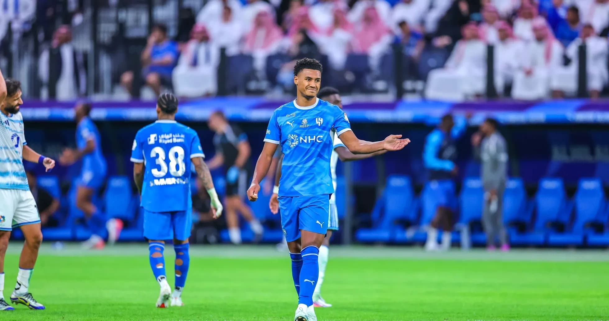Jugador de Al Hilal señalando durante un partido Jugador de Al Hilal señalando durante un partido
