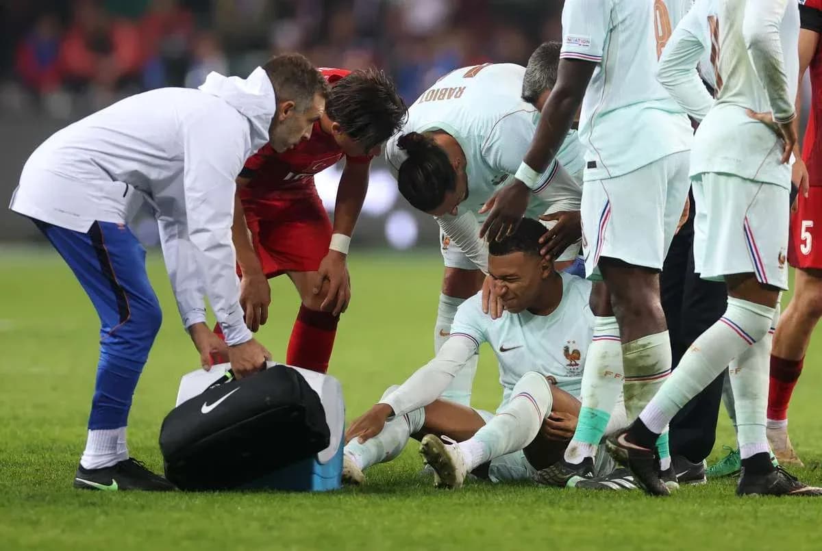 Jugadores rodeando a un compañero lesionado en el campo Jugadores rodeando a un compañero lesionado en el campo