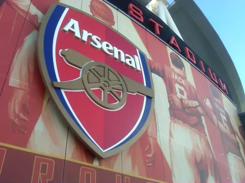 Escudo de Arsenal en la fachada del estadio Escudo de Arsenal en la fachada del estadio