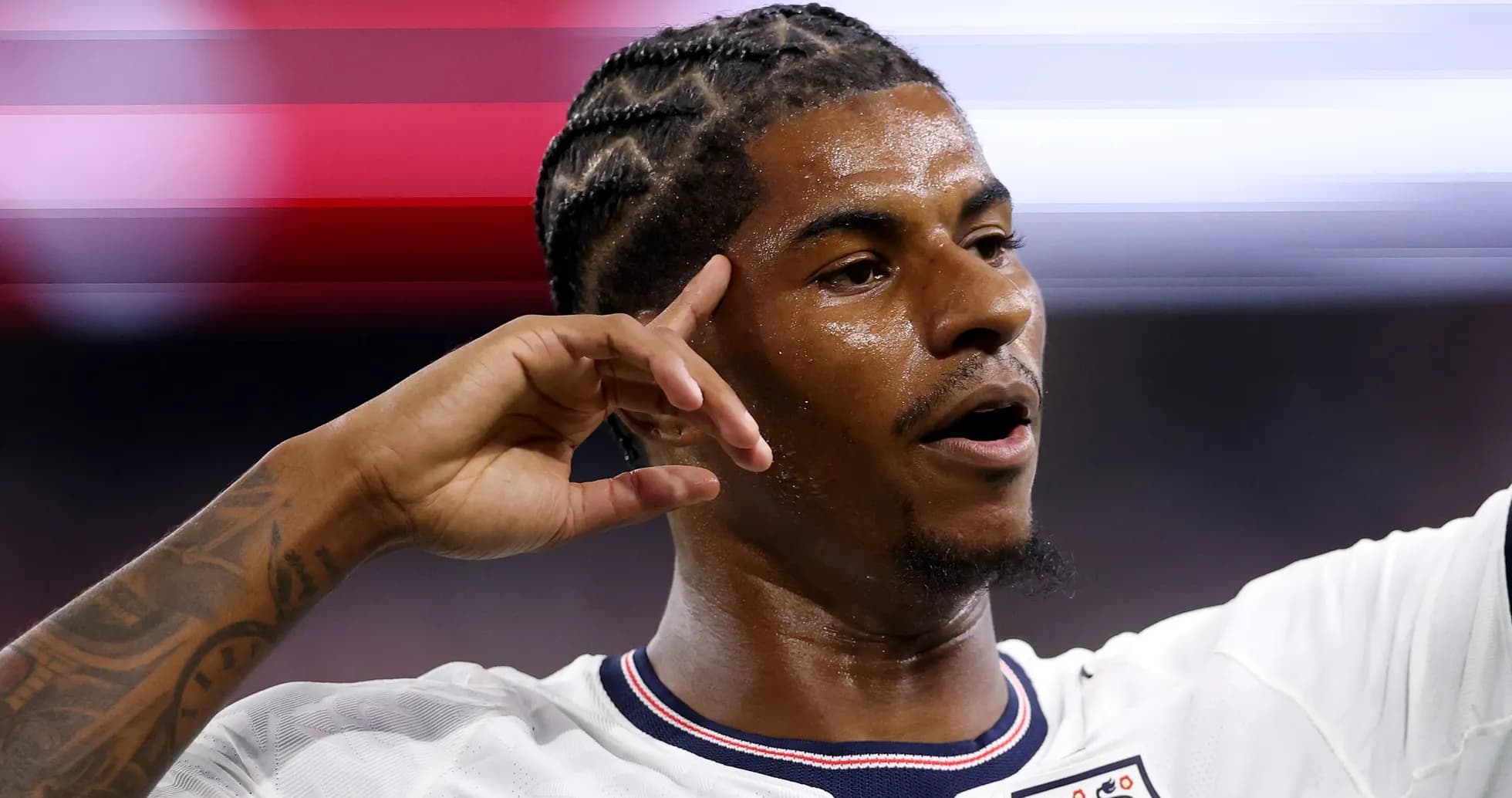 Jugador celebrando con gesto durante un partido Jugador celebrando con gesto durante un partido