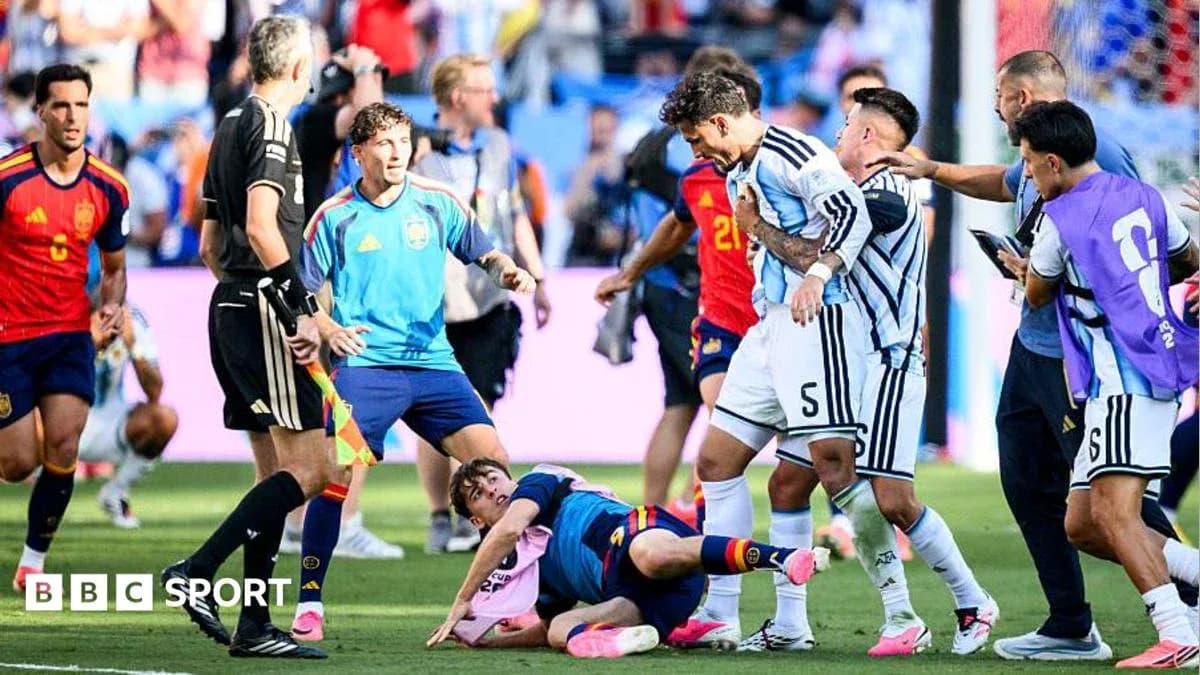 Jugadores de Argentina y España en confrontación durante partido Jugadores de Argentina y España en confrontación durante partido