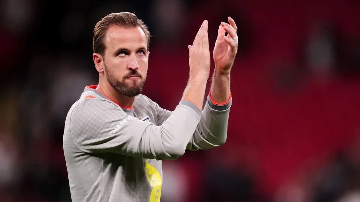 Jugador aplaudiendo al público tras el partido Jugador aplaudiendo al público tras el partido