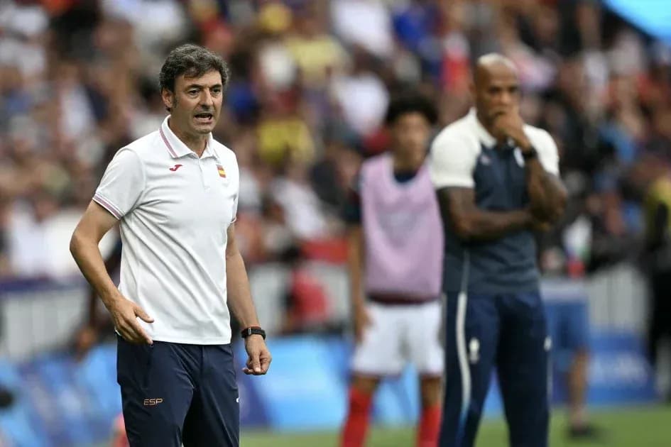 Entrenador dirigiendo al equipo desde la línea de banda Entrenador dirigiendo al equipo desde la línea de banda