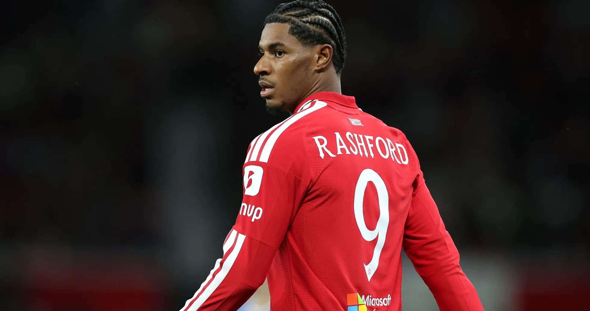 Jugador con camiseta roja de Rashford en acción Jugador con camiseta roja de Rashford en acción